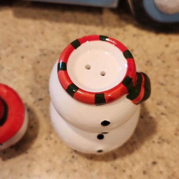 Snowman Stackable Salt & Pepper Shaker Figure - Picture 3 of 7